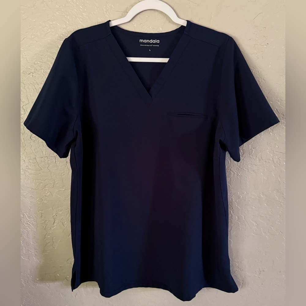 Mandala Men's V-Neck Scrub Top in Navy